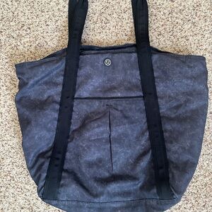 Lululemon Live Free tote
